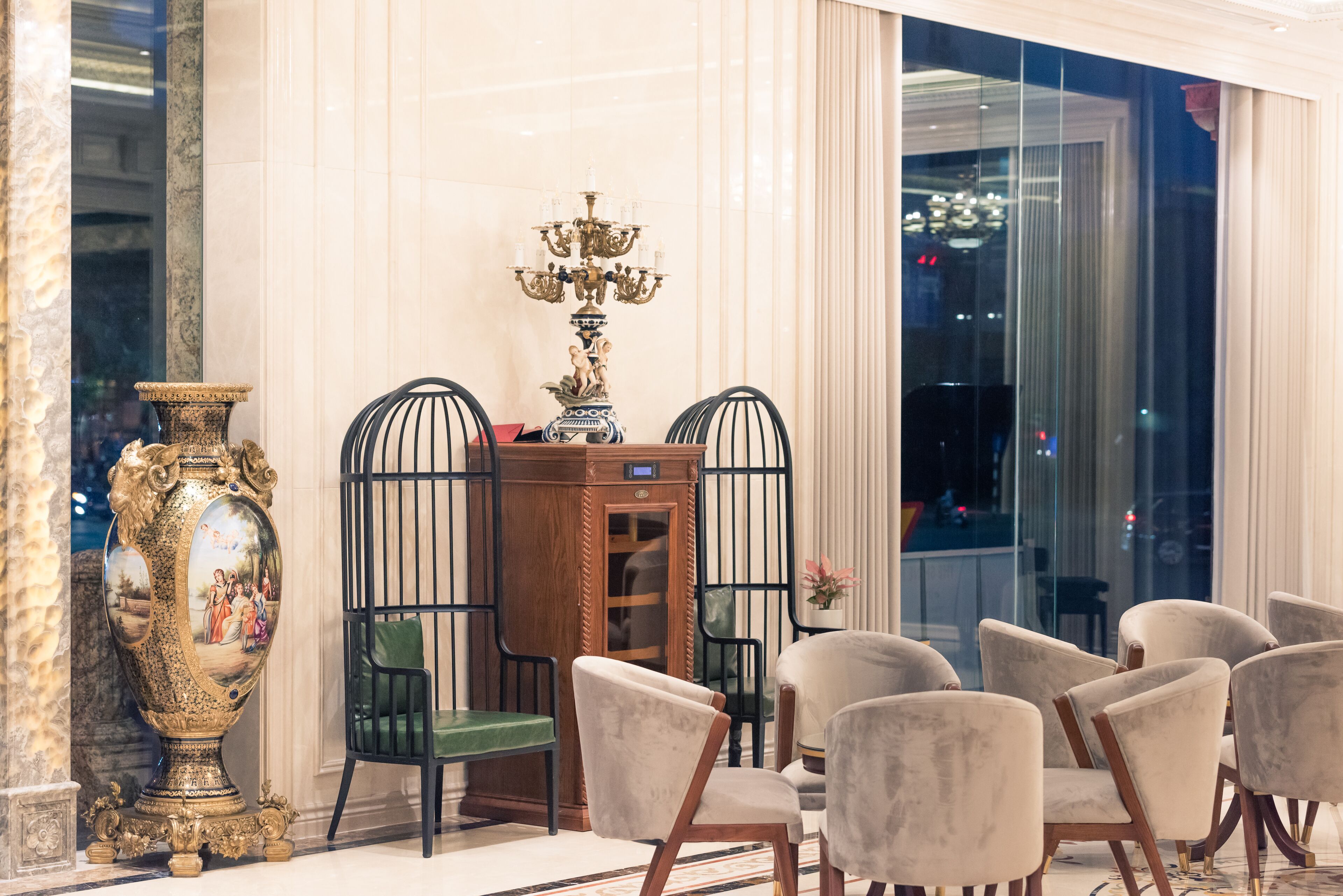 Lobby-lounge