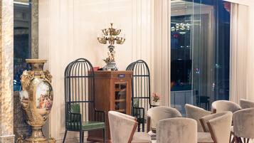 Lobby-lounge