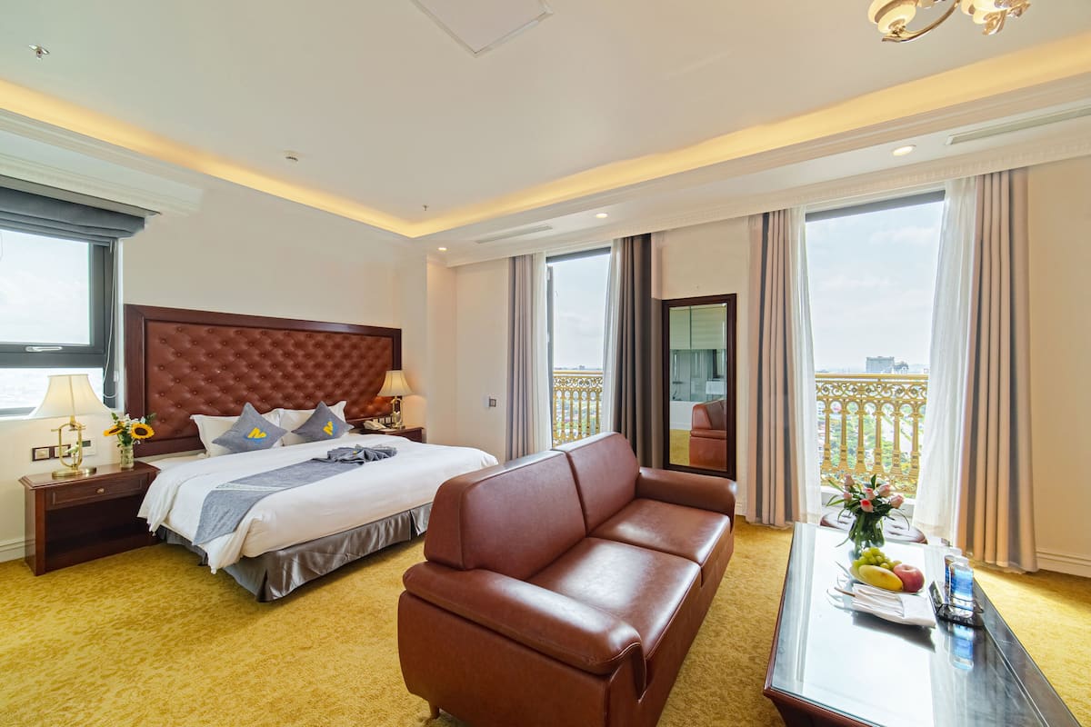 Phòng đôi Deluxe | Minibar, két bảo mật tại phòng, bàn 