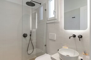 Dusche, kostenlose Toilettenartikel, Haartrockner, Handtücher