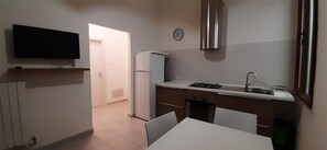 Kühlschrank, Ofen, Herdplatte, Wasserkocher mit Kaffee-/Teezubehör