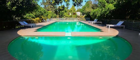 Piscine extérieure, parasols de plage