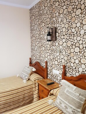 Individually decorated, individually furnished, desk, laptop workspace - Pensión La Vega (Huelva)