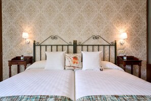 Habitació Deluxe, diversos llits, no fumadors, vistes al jardí | Bany | Combinació de dutxa i banyera i articles de tocador gratuïts 