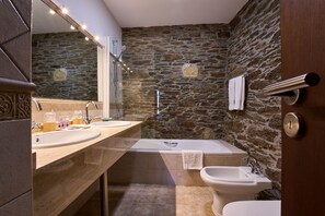 Habitación Deluxe, varias camas, para no fumadores, vista al jardín | Sábanas de algodón egipcio, ropa de cama de alta calidad y edredón 