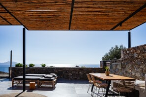 Outdoor dining - Luxe Coastal Escape with Sea Views - Private Pool, Close to Agios Pavlos Beach! (Rethymno)
