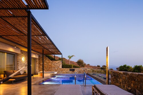 Kumo Villa III - Luxe Coastal Escape with Sea Views