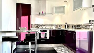 Frigorifero, microonde, forno, piano cottura