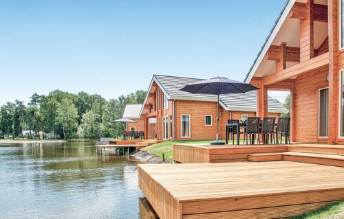 Stunning home in HEEL with lake view