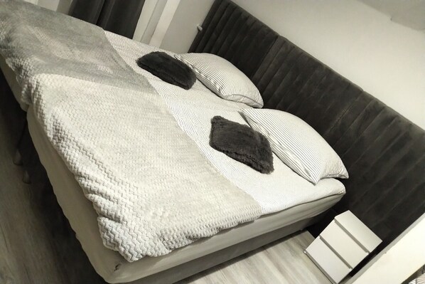 Comfort Triple Room, 1 Bedroom, Non Smoking, City View | Individually decorated, individually furnished, iron/ironing board