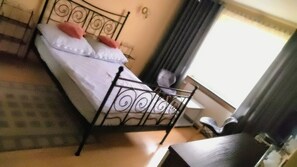 Quarto standard, 1 quarto | Área de estar | TV LCD 32 polegadas com canais digitais, TV