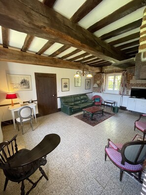 Fernseher, DVD-Player, Bücher