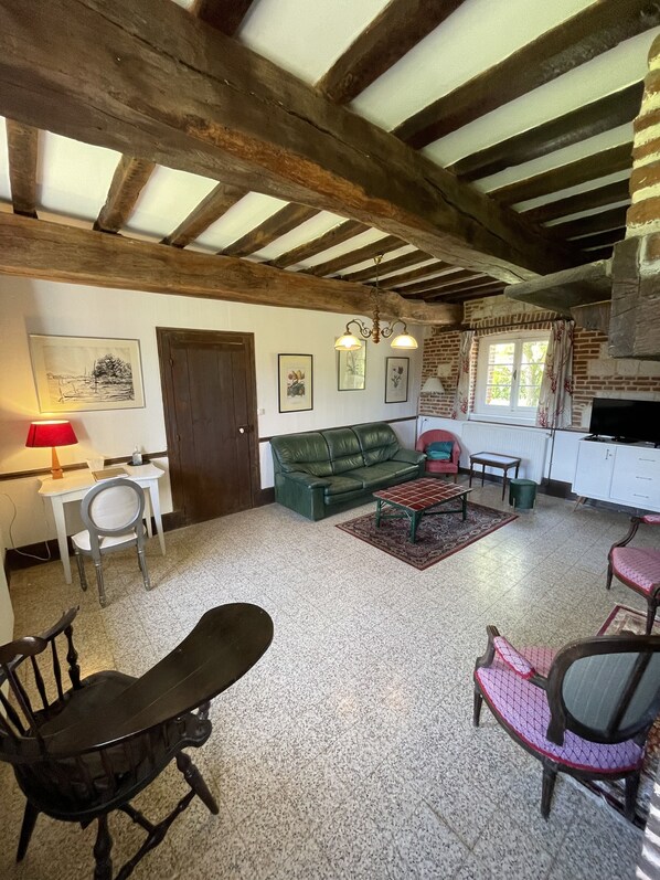 Téléviseur, lecteur de DVD, livres