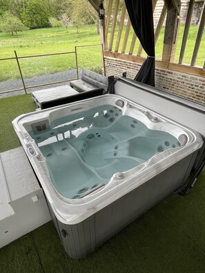 Outdoor spa tub - Farm house (Envermeu)