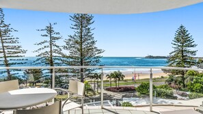 Outdoor dining - Superb location for this level 4 two bedroom apartment, swim between the flags just accross the roa (Mooloolaba)