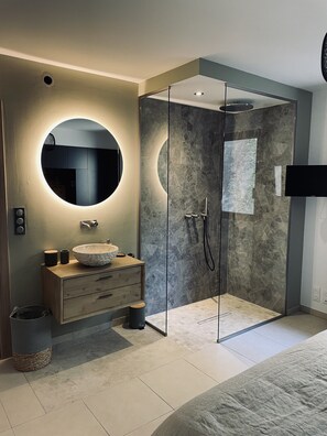 3 dormitorios, tabla de planchar con plancha, cuna de viaje