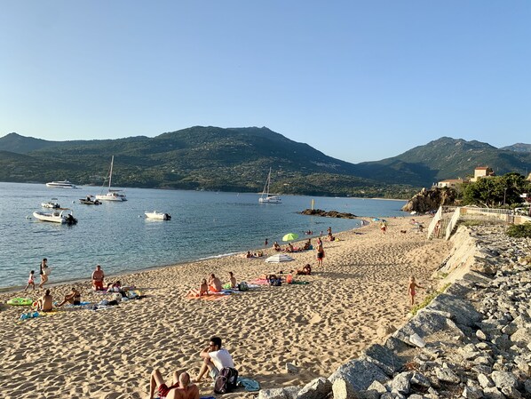 Ubicación a pie de playa y tumbonas