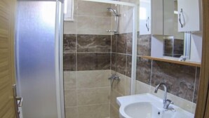 Standard Triple Room, 3 Bedrooms, Garden View | Bathroom - Gümüş Pansiyon (Karabük)