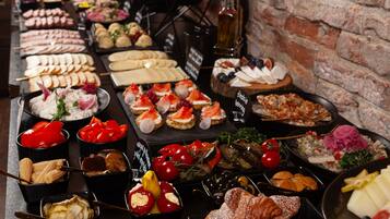 Tägliches Frühstücksbuffet (85 PLN pro Person)
