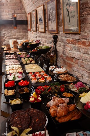 Daily buffet breakfast (PLN 85 per person) - Teatro Hotel - Destigo Hotels (Warsaw)