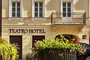 Egy épület, amelyen egy „TEATRO HOTEL” feliratú tábla és a „66” szám látható a homlokzaton.