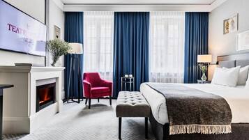 Hochwertige Bettwaren, Zimmersafe, individuell dekoriert, Schreibtisch