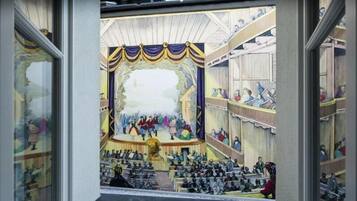 Un teatro con escenario y asientos para el público.