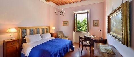 2 عدّة غرف نوم ومكواة/لوح كي وخدمة الإنترنت وملاءات أسرّة