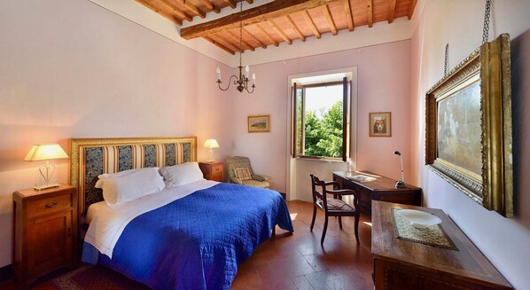 2 bedrooms, iron/ironing board, internet, bed sheets