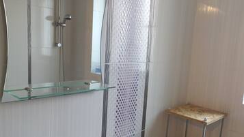 Serviettes fournies, papier toilette