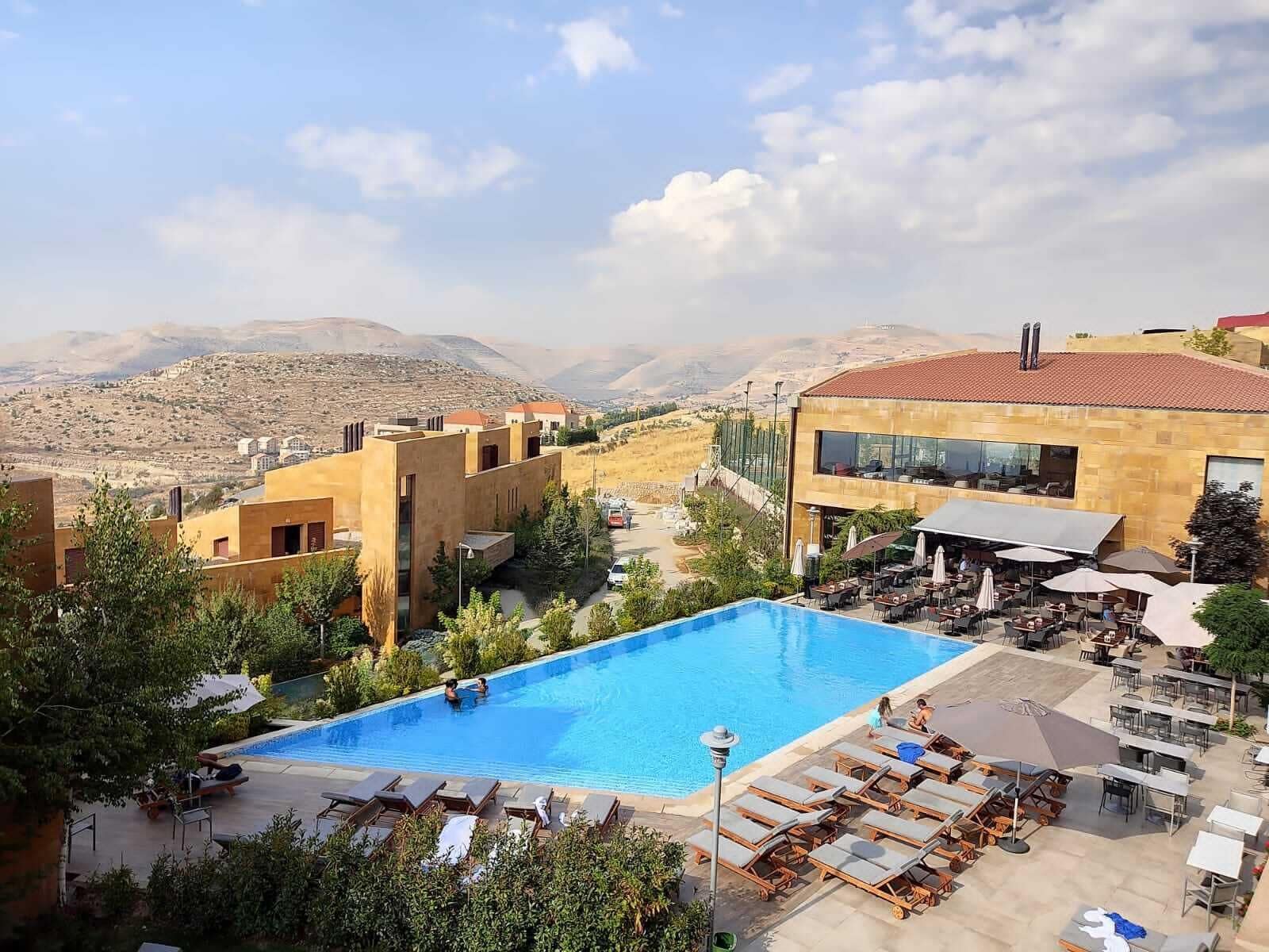 ميني بار وخزنة داخل الغرفة ومكتب ومساحة عمل للكمبيوتر المحمول