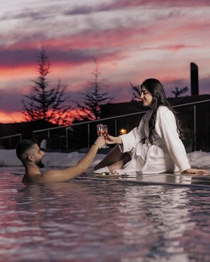 Piscina interna, piscina externa sazonal, guarda-sóis, espreguiçadeiras