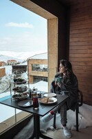 Minibar, caja de seguridad en la habitación y escritorio 