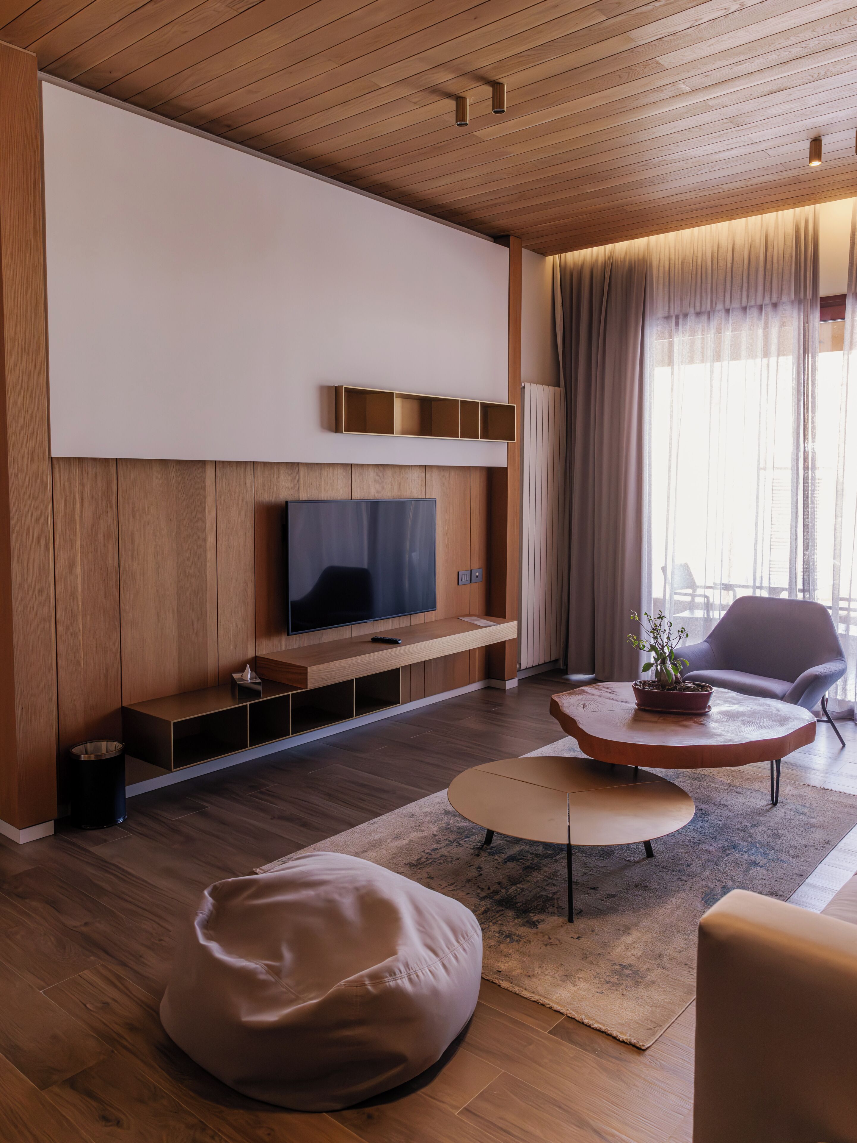 Deluxe Suite | Minibar, värdeförvaringsskåp på rummet och skrivbord