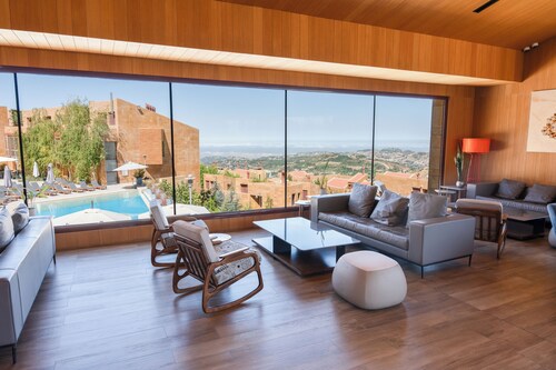 Oakridge Hotel & Spa