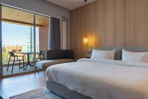 Standaard kamer | Een minibar, een kluis op de kamer, een bureau, een laptopwerkplek