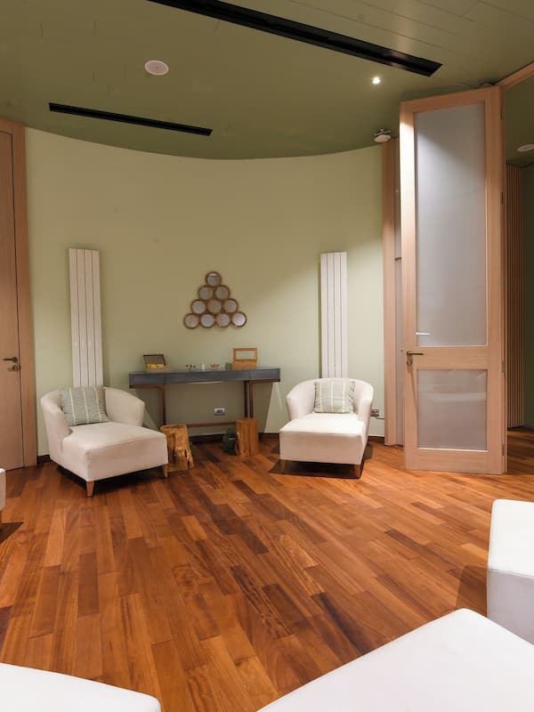 Couples treatment rooms, sauna, steam room, body treatments, mud baths