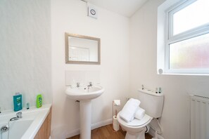 Sèche-cheveux, serviettes fournies, savon, shampoing