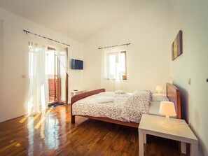 4 bedrooms, soundproofing, iron/ironing board, WiFi