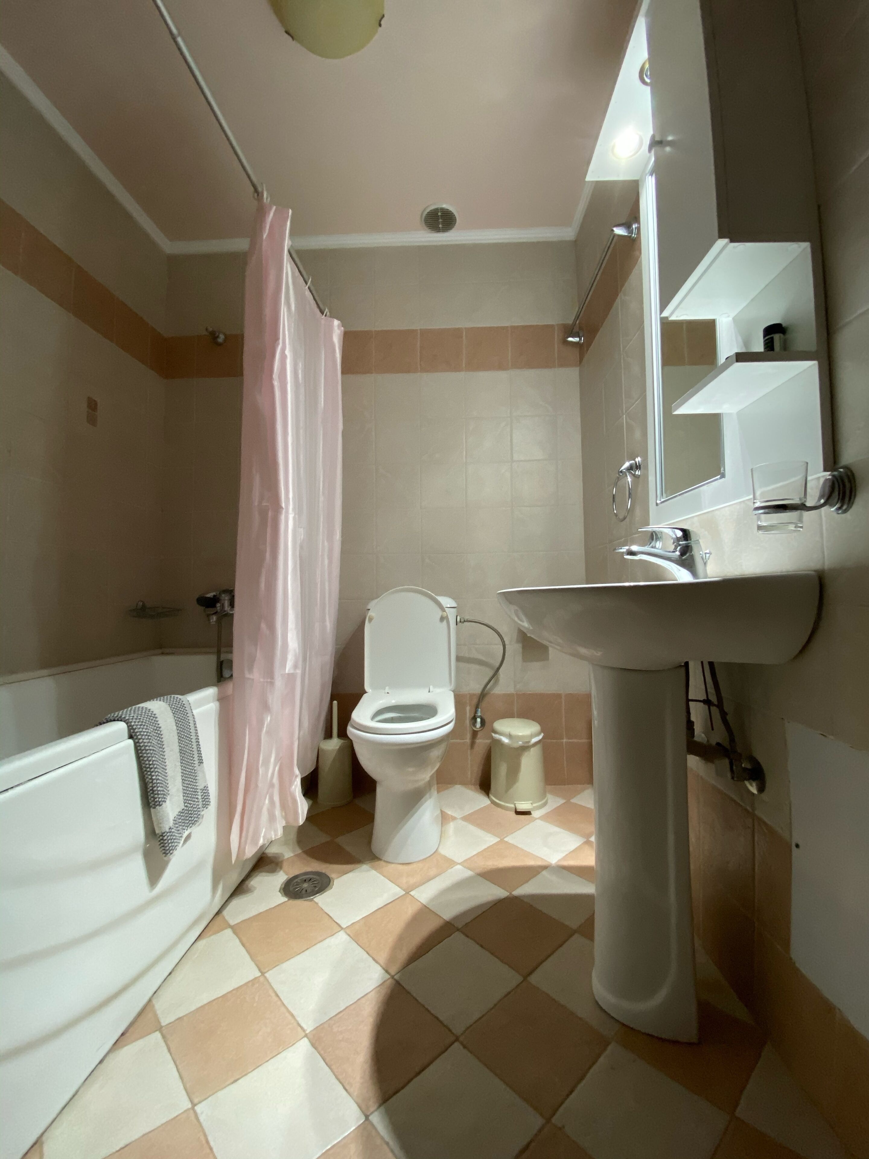 Ein Badezimmer mit Toilette, Waschbecken und Badewanne.