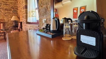 Habitación triple | Café y/o cafetera