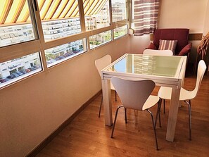 Dining - IDEAL 1 or 2 COUPLES / FAMILIES 1,2,3 CHILDREN (Alicante)