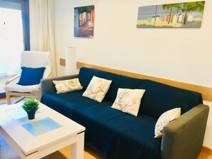 TV, books - IDEAL 1 or 2 COUPLES / FAMILIES 1,2,3 CHILDREN (Alicante)