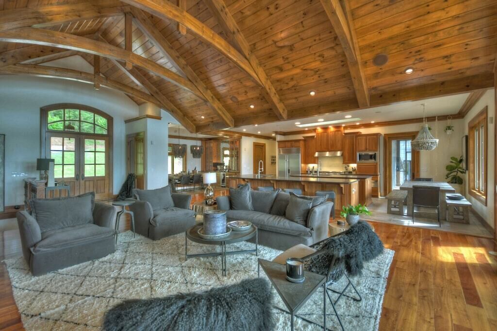 智能电视、壁炉、DVD 播放器、桌上足球