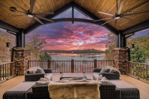 Lake Front Luxury Pool Hot tub Movie Theater Gym