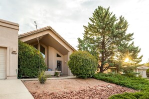 Exterior - Red Rock Vista: Luxe Comfort & Breathtaking Views (Sedona)