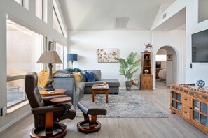 TV, fireplace - Red Rock Vista: Luxe Comfort & Breathtaking Views (Sedona)