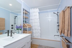 Duschwanne, Haartrockner, Bidet, Handtücher