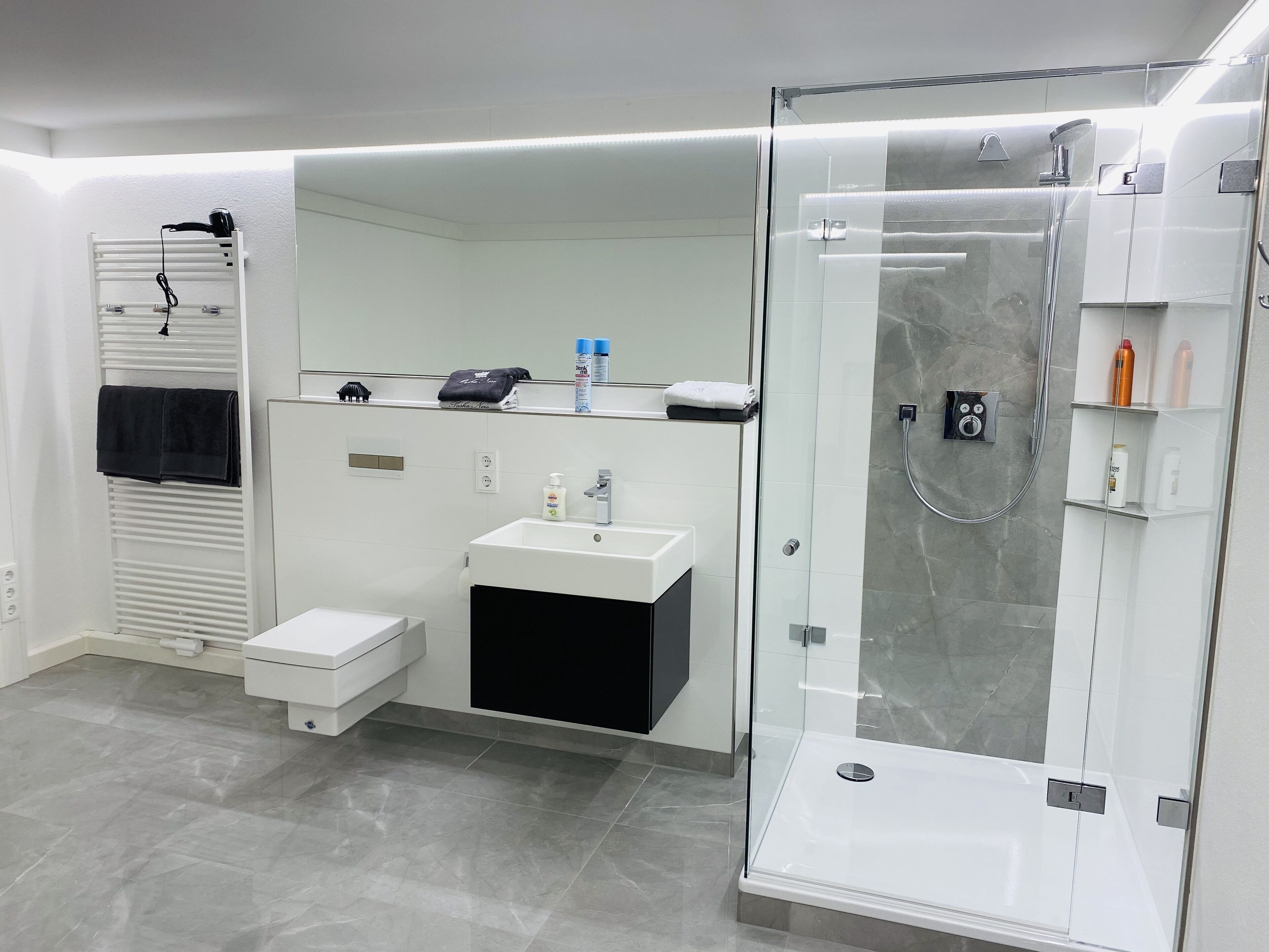 Dusche, Haartrockner, Handtücher, Seife