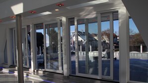 A modern building with large glass doors and a reflective floor. - Luxus Apartment Pasha im Rheingau (Geisenheim)